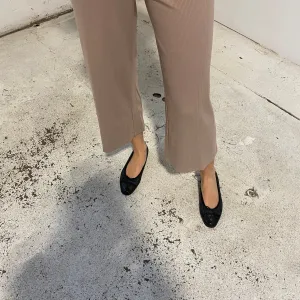 Liza Pant in Taupe