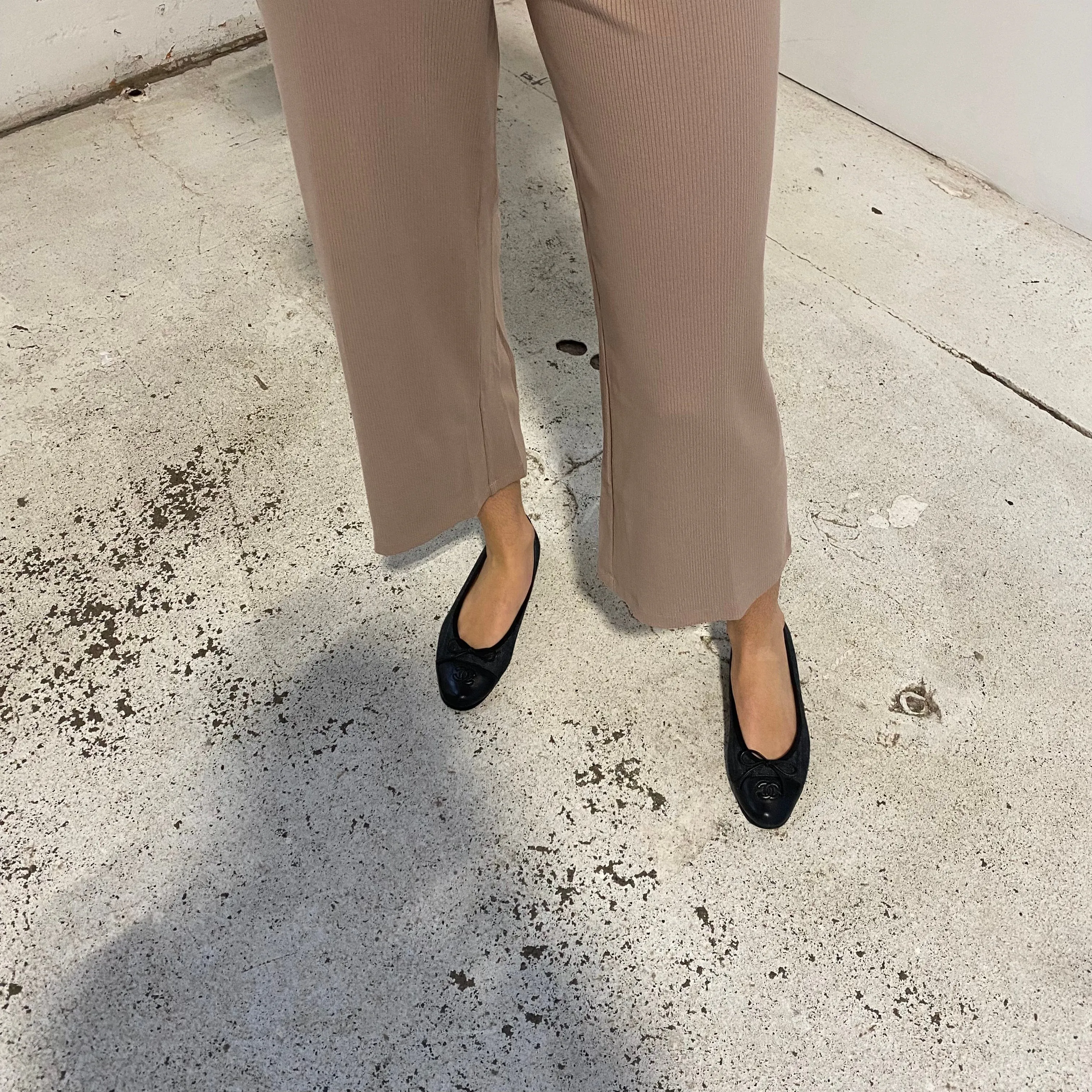 Liza Pant in Taupe