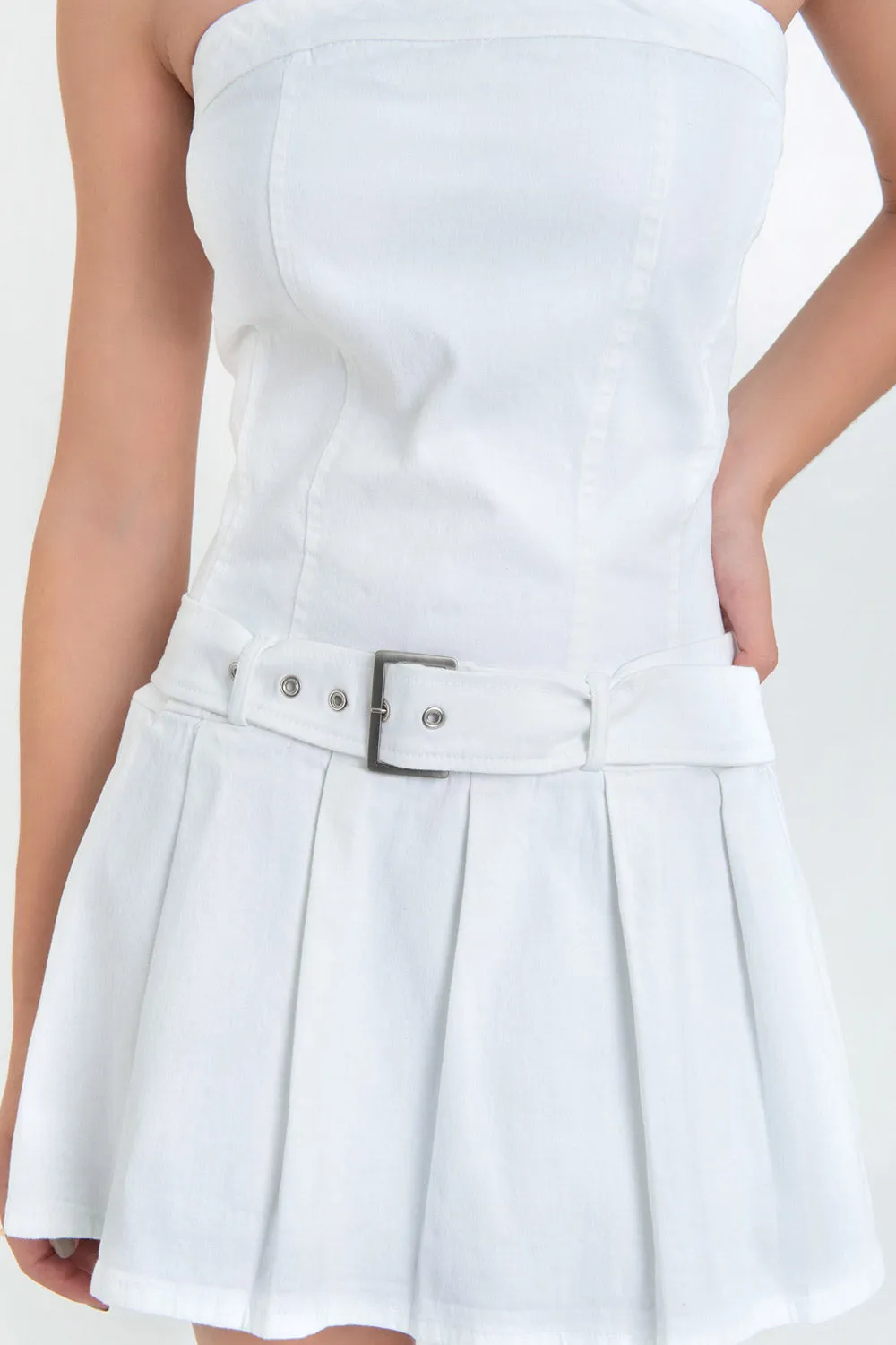 Vestido strapless tableado con cinturón