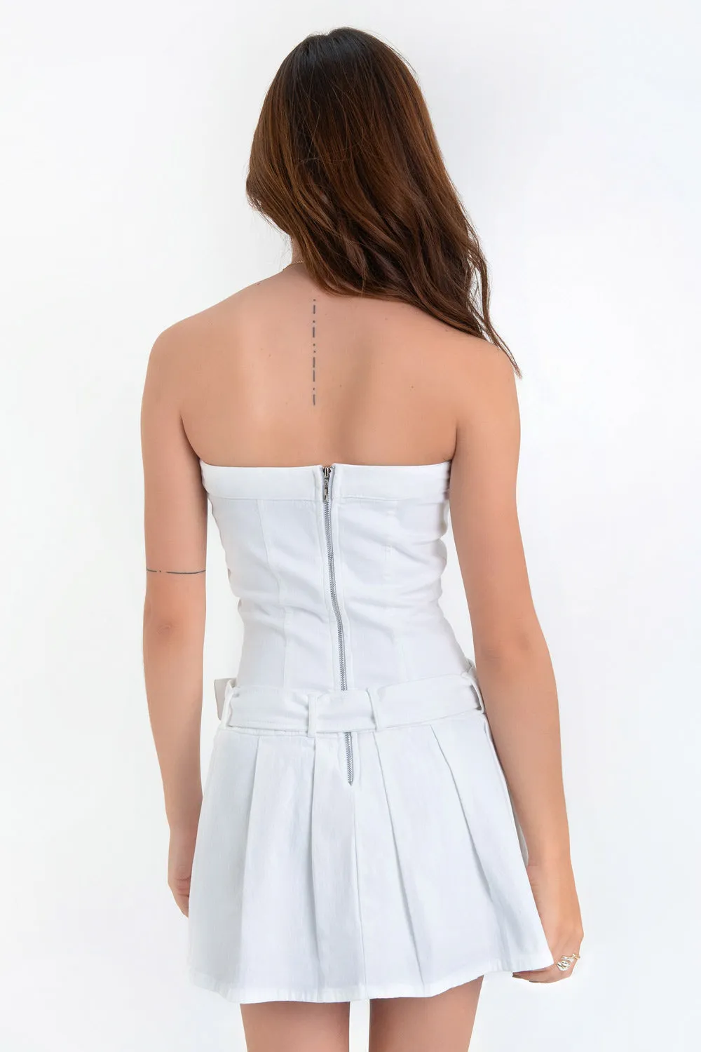 Vestido strapless tableado con cinturón