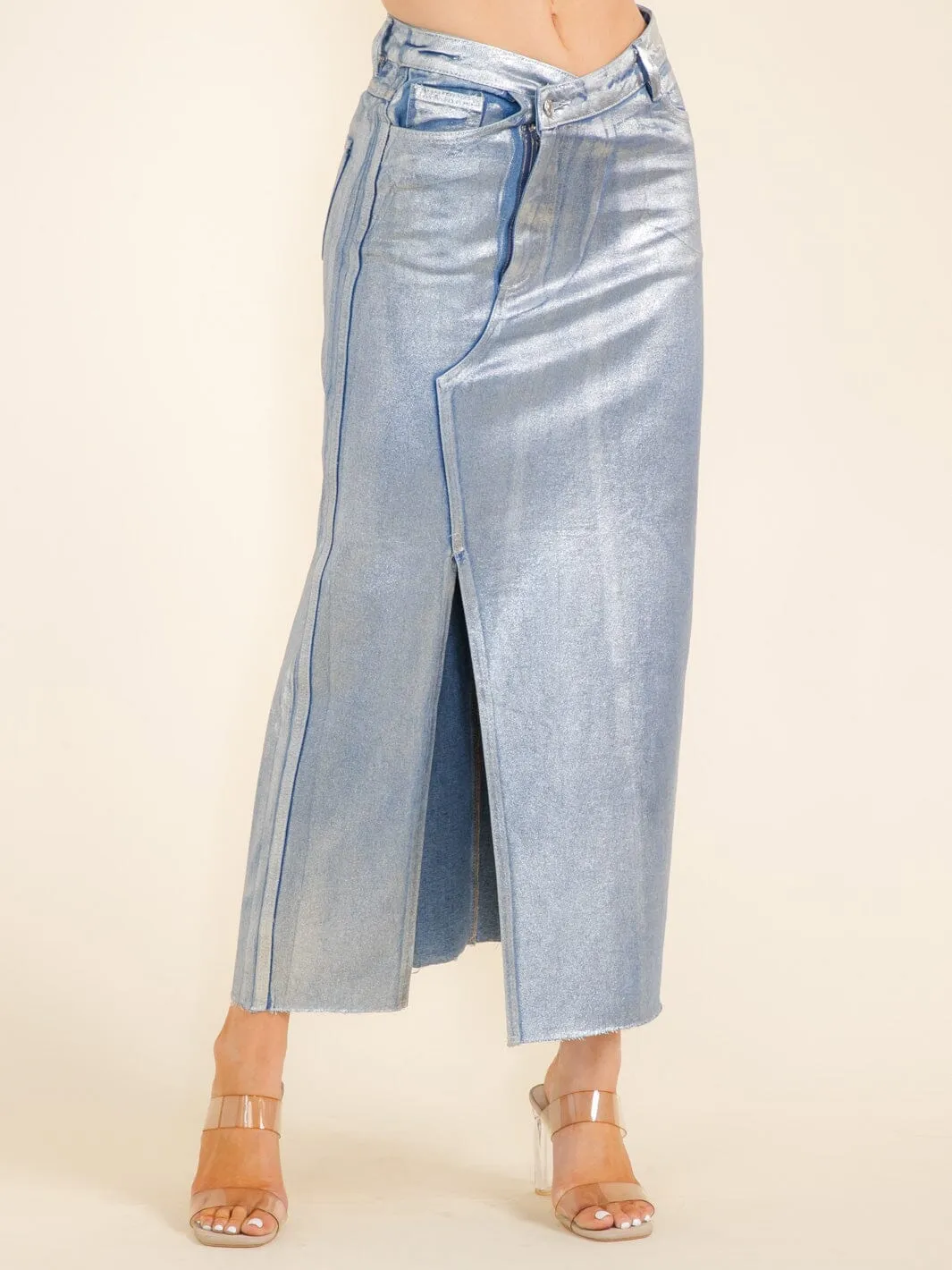 WOMEN'S BUTTON CLOSURE SURPLICE POCKETS SHIMMER DENIM MAXI SKIRT